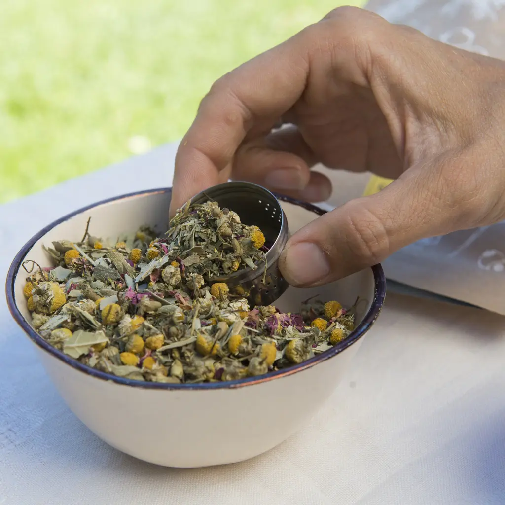 Detalle de hebras y flores al llenar un infusor