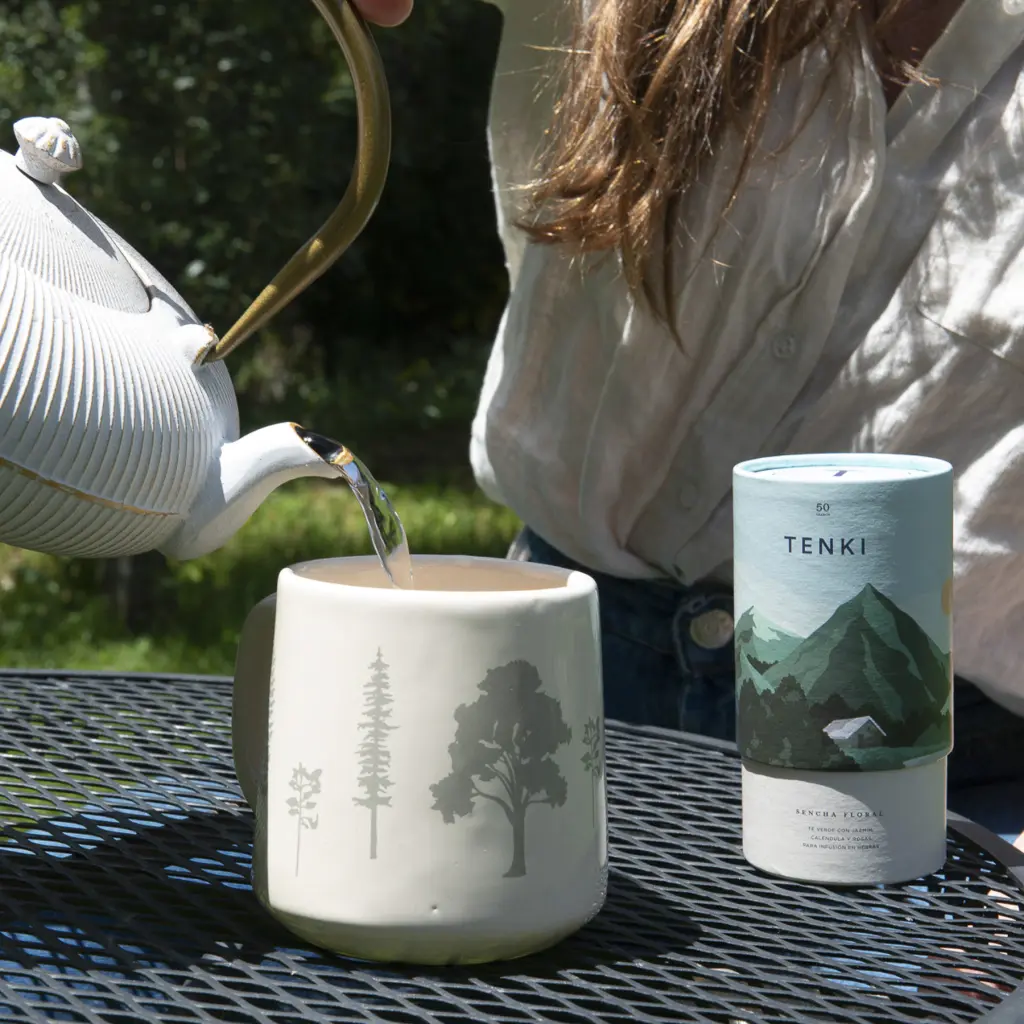Preparando una taza de té Tenki al aire libre