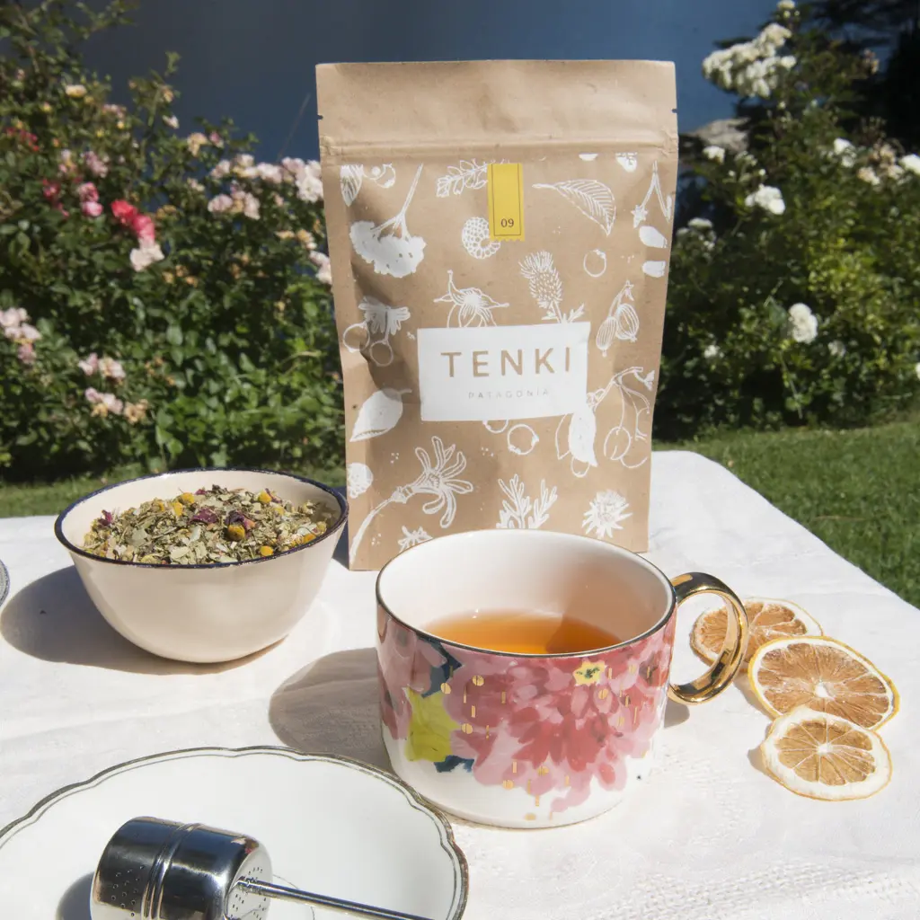 Infusión Tenki servida junto a sus hebras sobre una mesa al sol